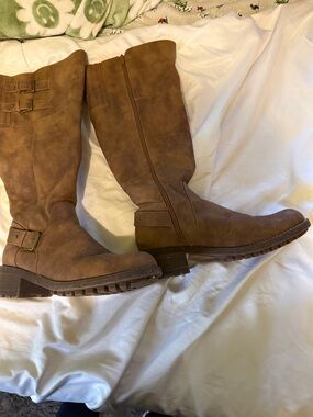 Women's Tan Knee-High Buckle Heeled Boots